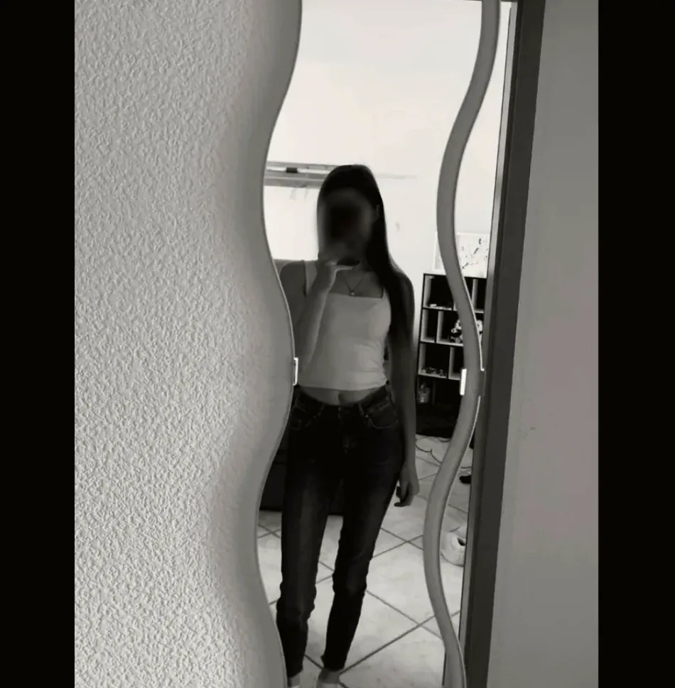Nathalie, 25