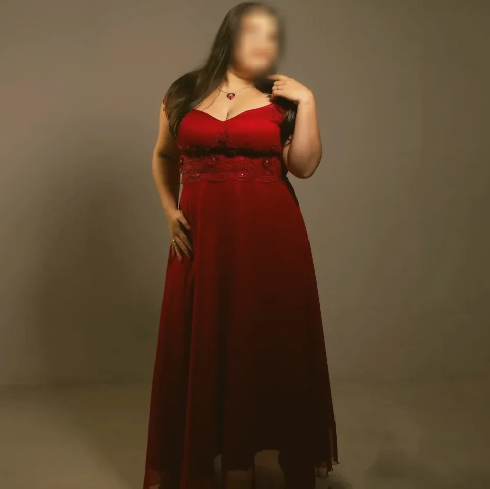Nina, 32