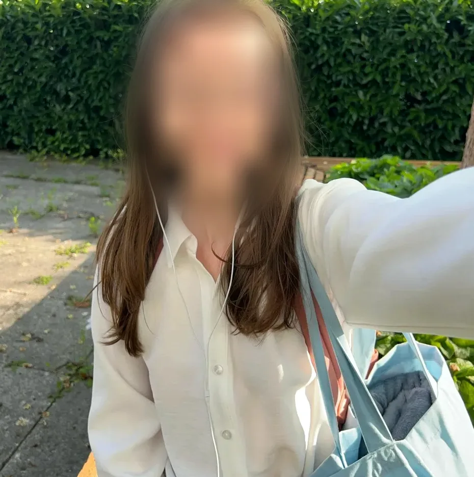 Nina, 22